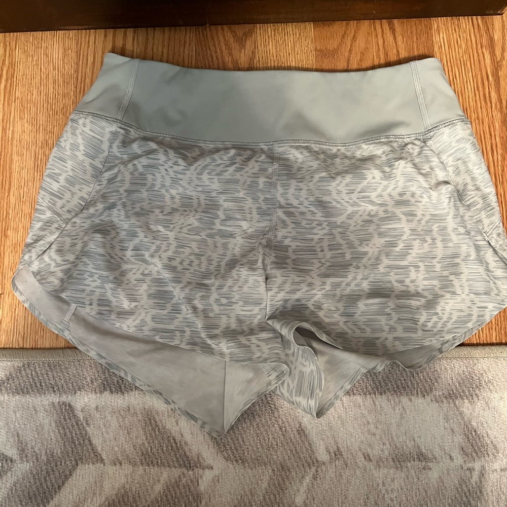 Athleta Printed Run with It 3.5’ short. Size: small Color: teal and white